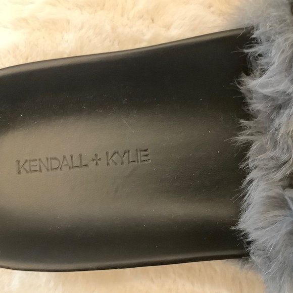 Kendall & Kylie Slides - Picture 4 of 4